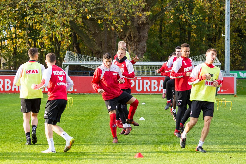 Andere Mütter Haben Auch Schöne Töchter 1. FC Köln Spieler trägt Ball und Cola beim Training am 30.01.2018