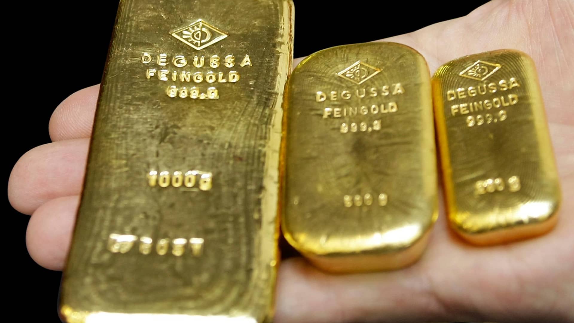 24h-goldankauf - Ihr Edelmetallspezialist In Oldenburg- 100643191-gold-bars-in-hand-ap.jpg?v=1726115409&w=1920&h=1080