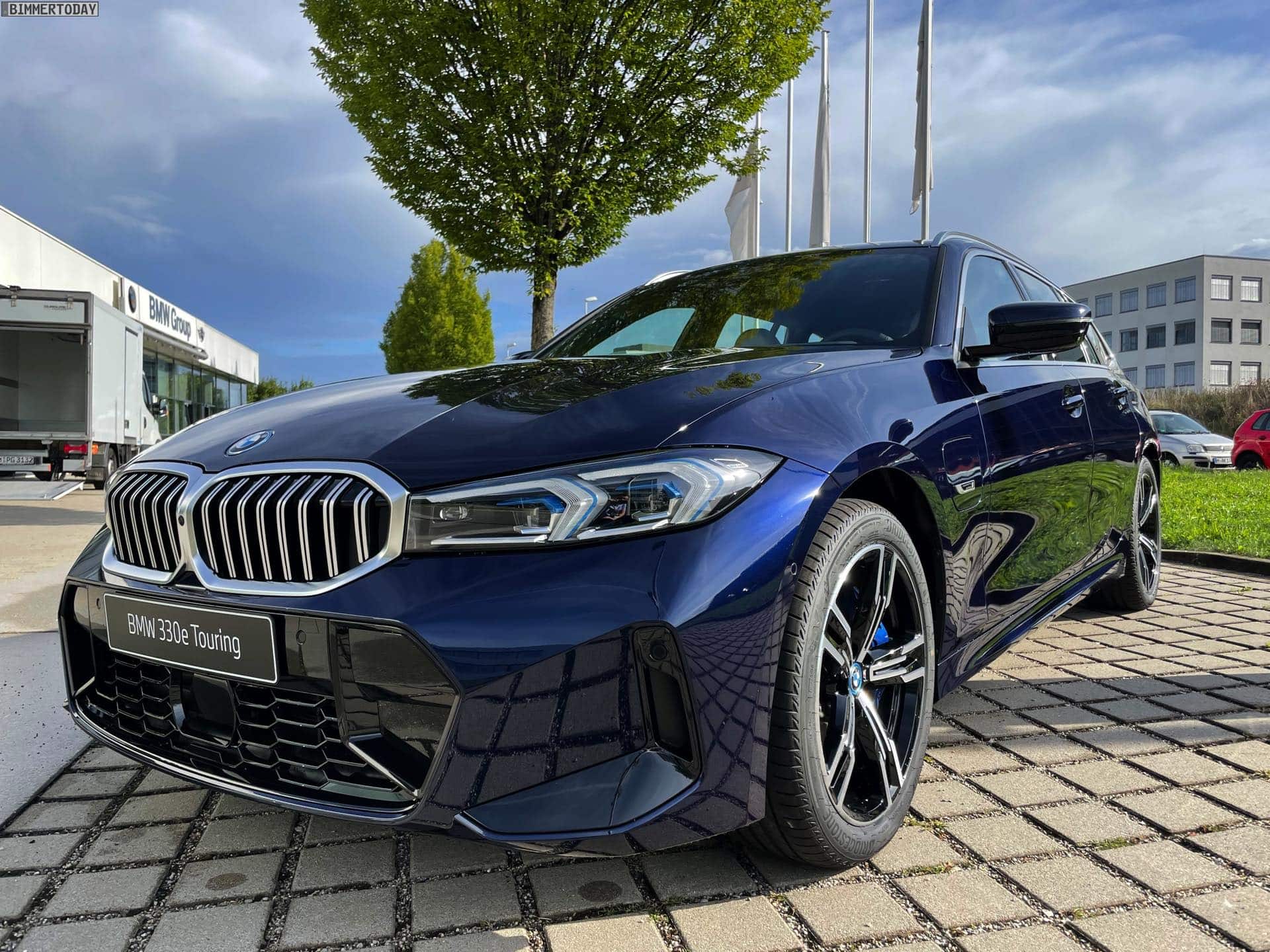 Bmw Niederlassung Hamburg Filiale City Süd Süderstraße Hamburg 2023 BMW 330e Touring looks the part in the Tanzanite Blue