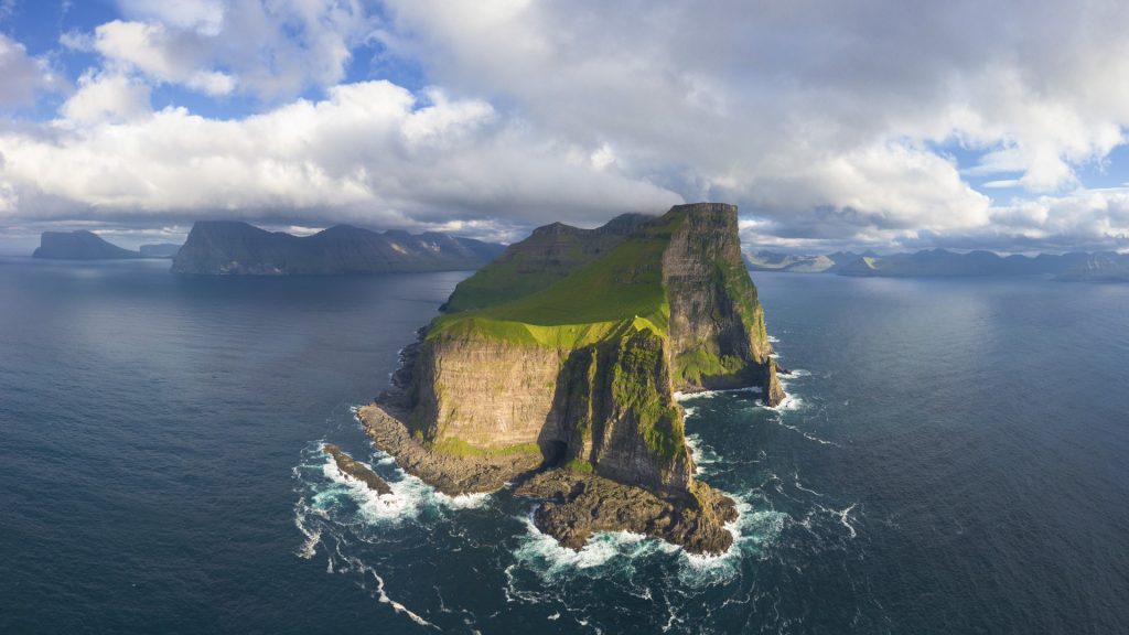Einbürgerungstest Prüfung Termine In Der Nähe Aerial panorama of Kallur lighthouse and cliffs, Kalsoy island, Faroe