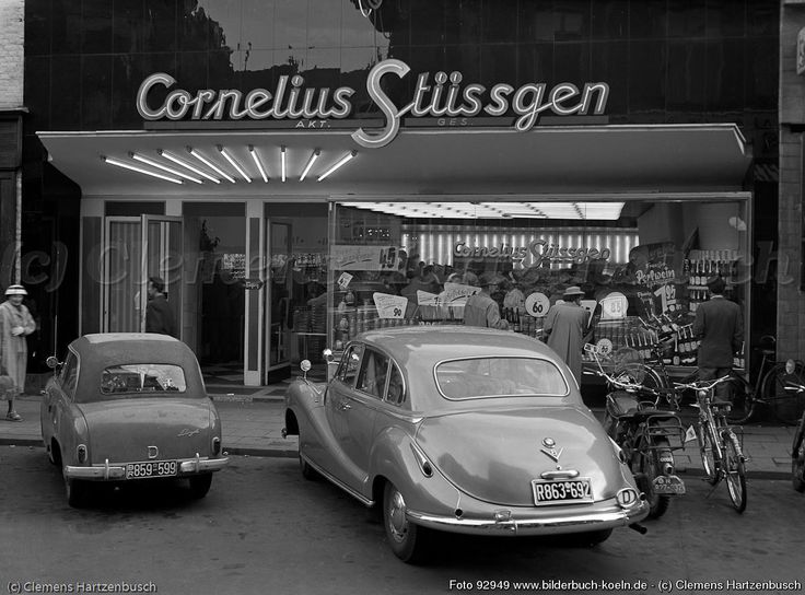 Rezensionen Für Zentrum Für Herz- Und Gefäßmedizin Mediapark Köln an old car parked in front of a store