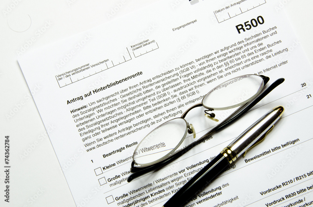 Sozialamt Antrag Auf Kostenübernahme Pflegeheim Pdf Antrag auf Hinterbieibenenrente mit Füller und Brille Stock Photo