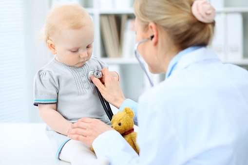 Kinderarzt In Der Nähe Von Mir Arzt Und Patient Im Krankenhaus Kleines Mädchen Wird Vom Kinderarzt Mit