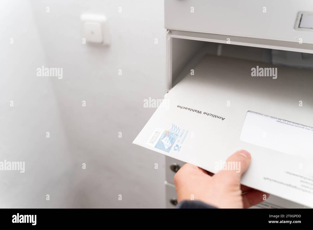 Kann Ich Briefwahl Am Wahltag Abgeben Augsburg, Bayern, Deutschland. September 2023. Hand nimmt einen