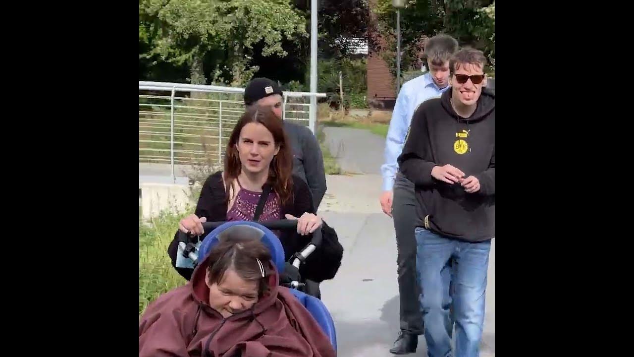 Kindergeld Für Erwachsene Menschen Mit Behinderung Antrag Begleitung von erwachsenen Menschen mit Behinderung - YouTube