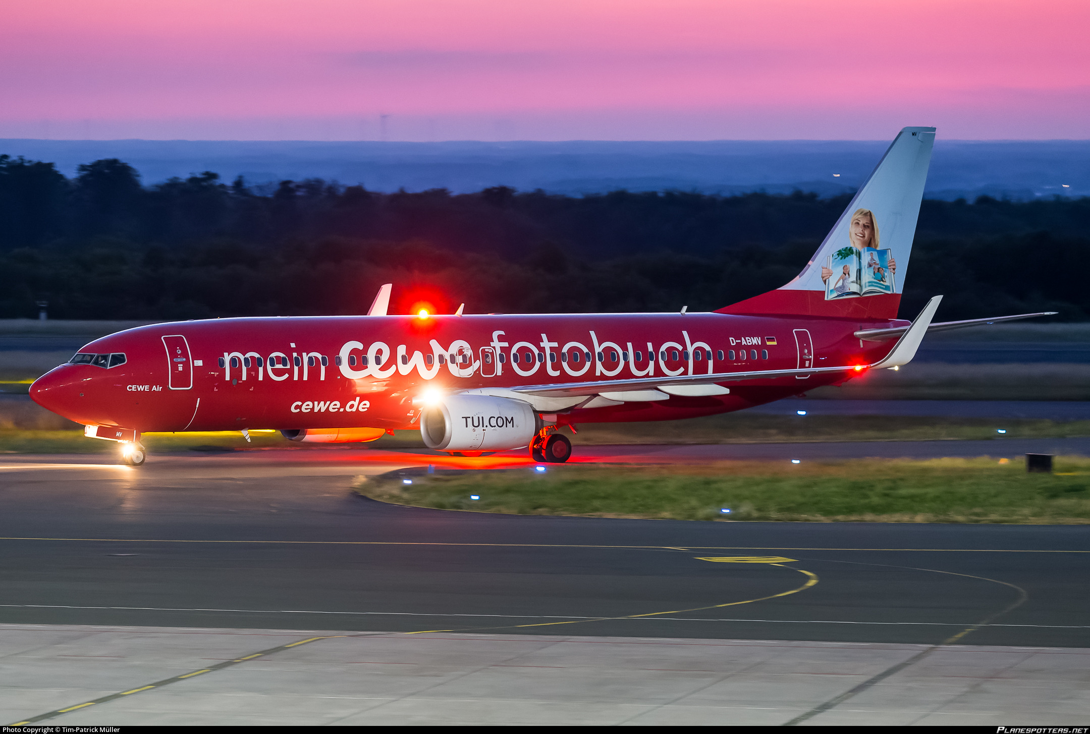 Eyes + More - Optiker Paderborn D-ABMV TUIfly Boeing 737-86J(WL) Photo by Tim-Patrick Müller | ID