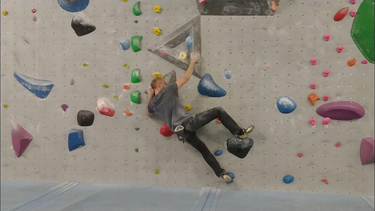 Blocbuster Kletterhalle Bielefeld Herforder Straße Bielefeld Easy black boulder (Blocbuster Bielefeld, 2021-10-23) - YouTube