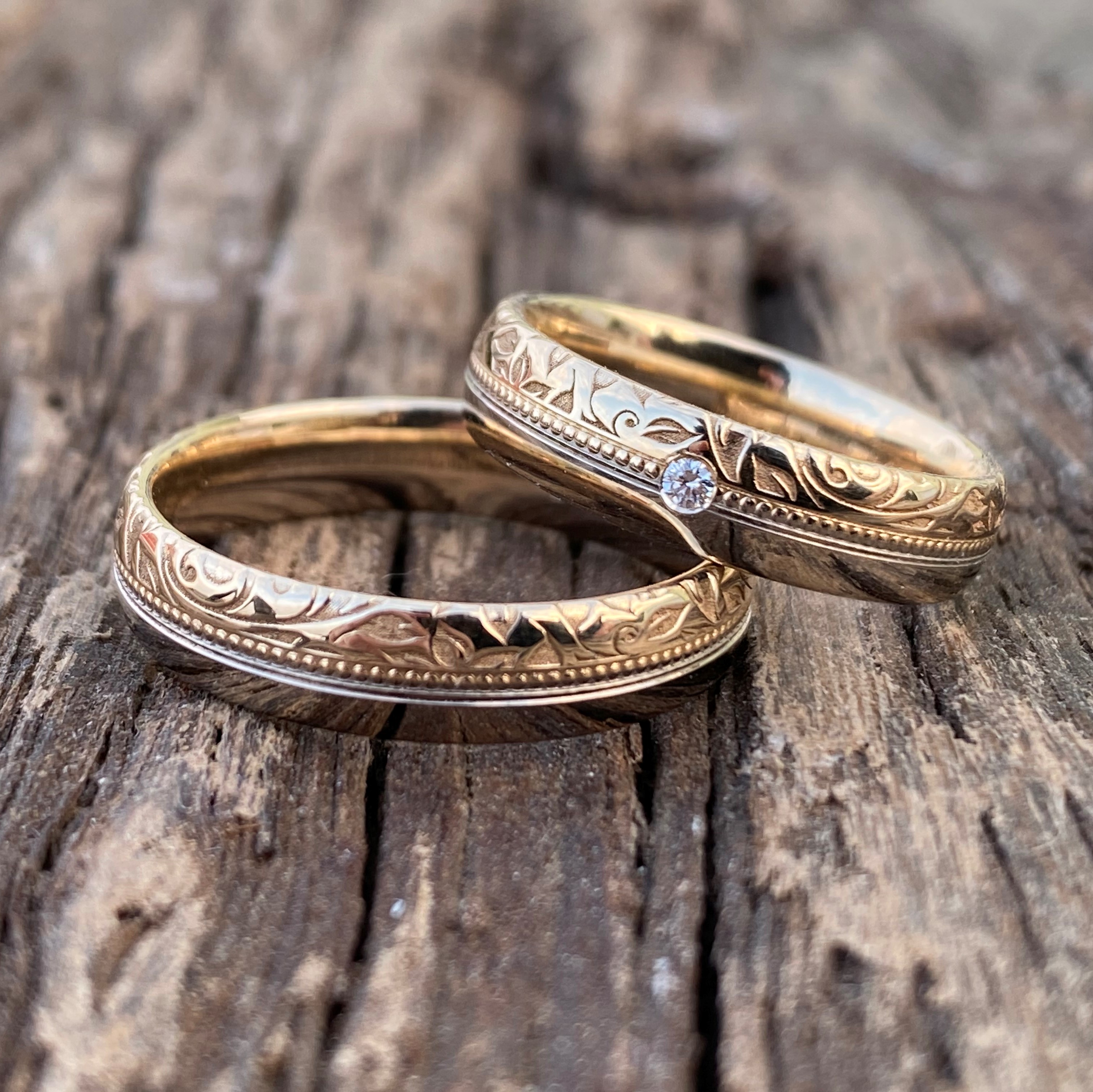 Trauringe Münster Juwelier Aurelius & Goldankauf eheringe-shop - Flora Trauringe aus 585er Apricotgold und Weissgold mit