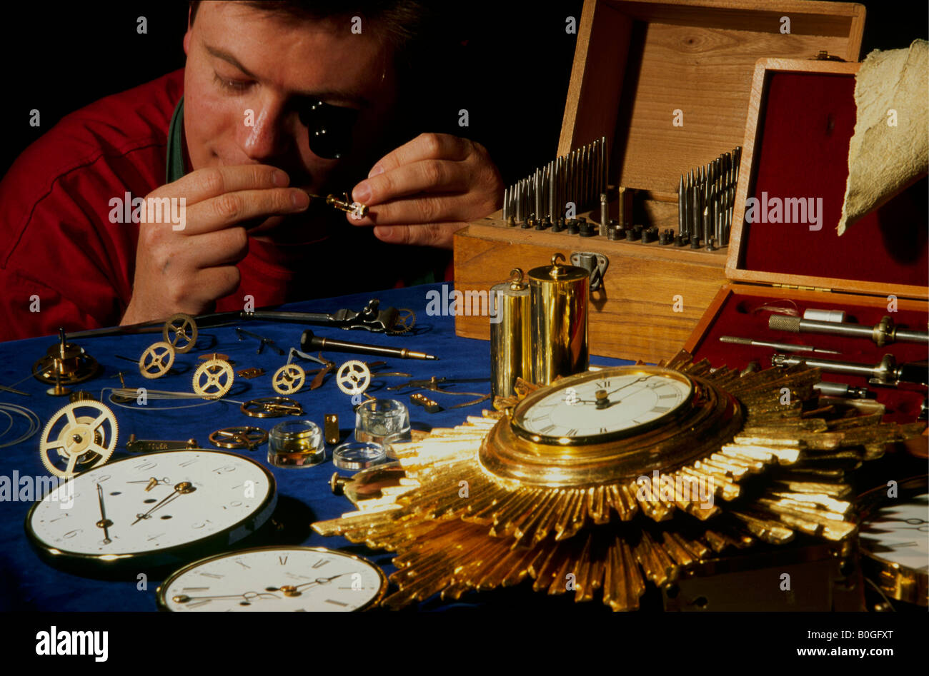 Uhrmacher In Der Nähe Jetzt Geöffnet Ein Uhrmacher am Arbeitsplatz, Berlin, Deutschland Stockfotografie - Alamy