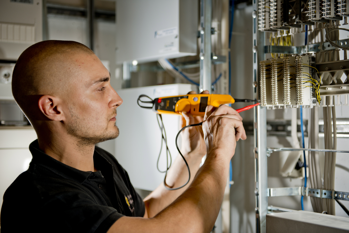 Elektriker In Der Nähe Jetzt Geöffnet elektriker – Store norske leksikon