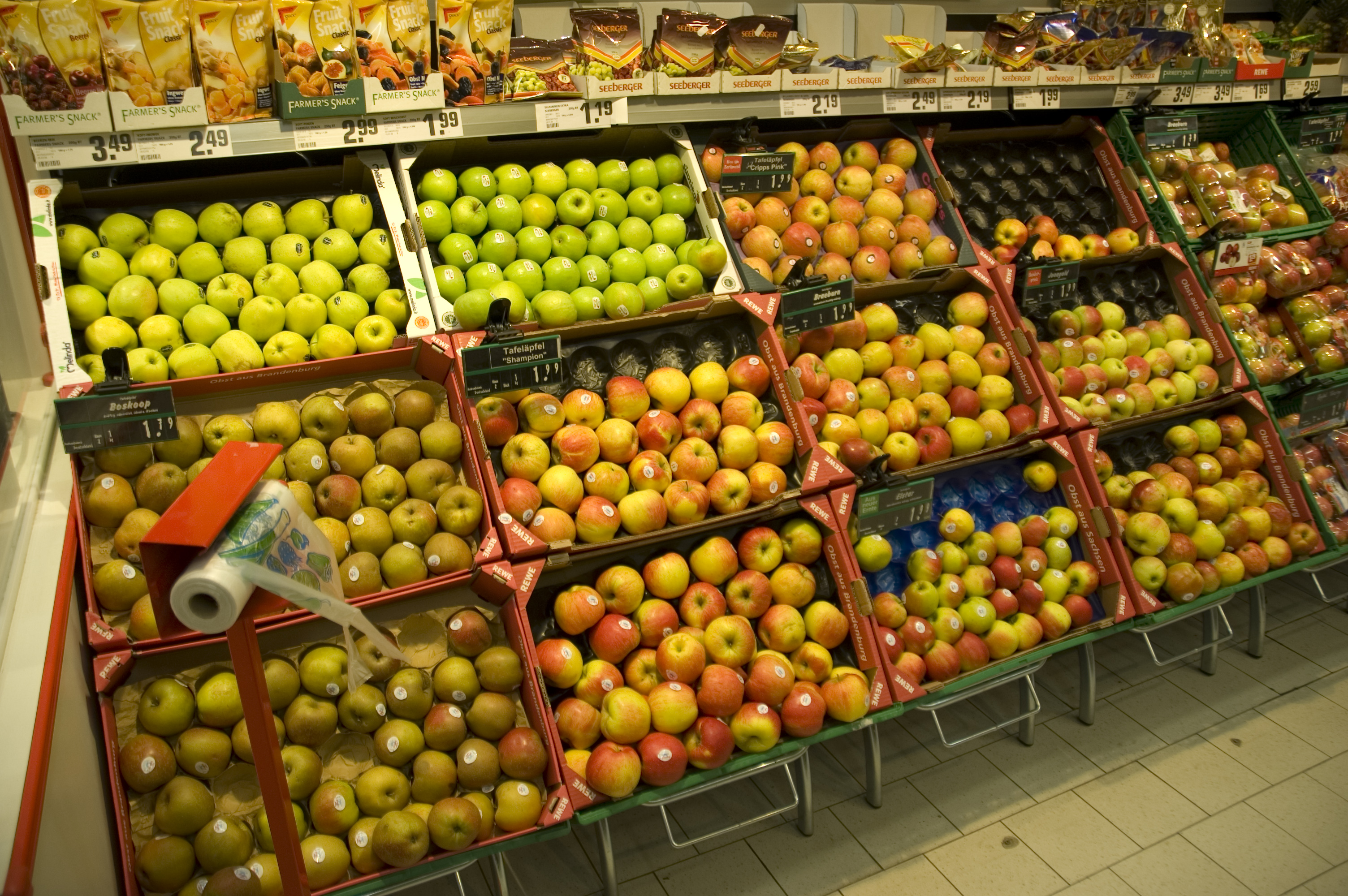 Supermarkt In Der Nähe Von Meinem Standort File:Aepfel-im-supermarkt-rr.jpg - Wikimedia Commons