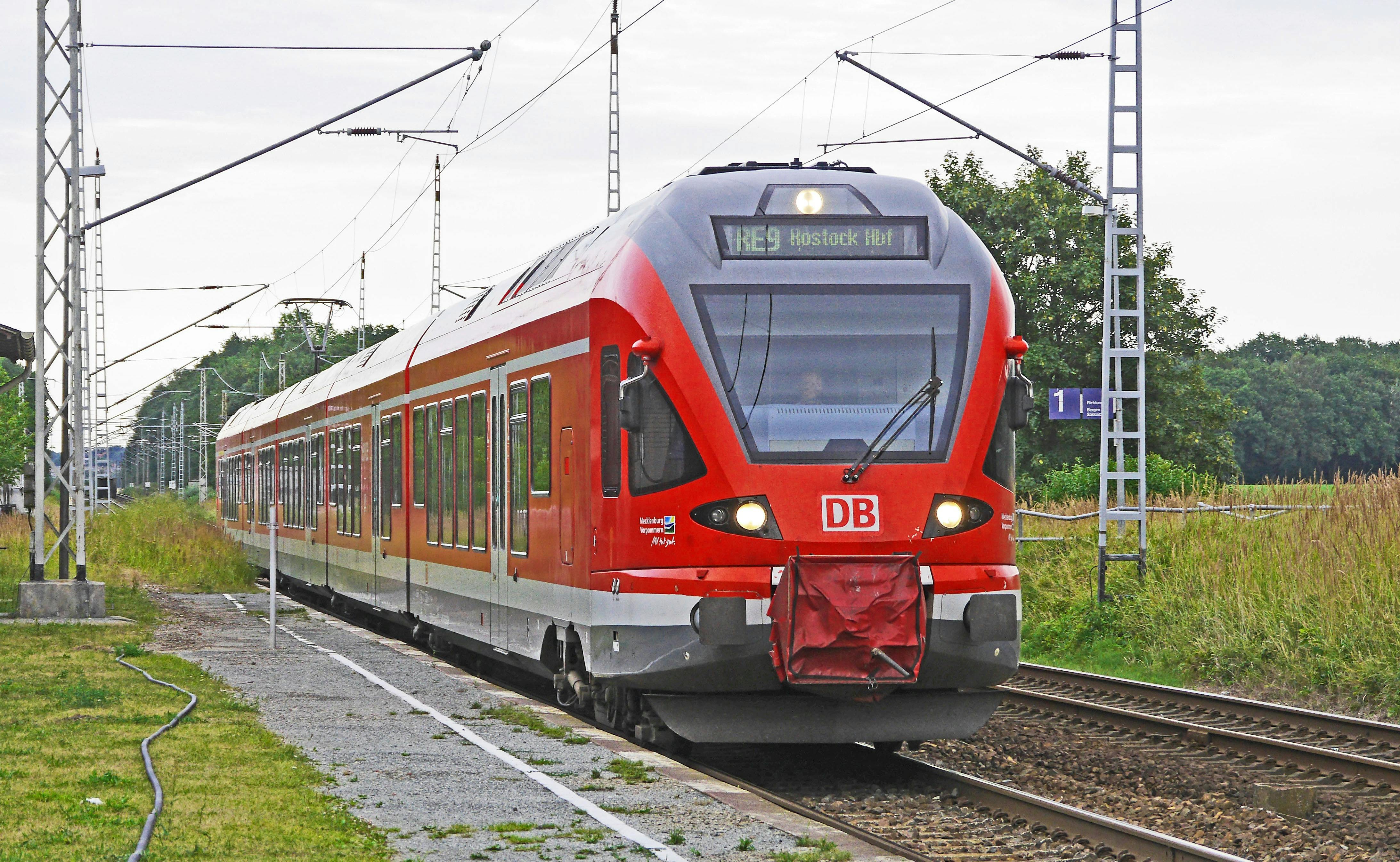 Deutsche Bank Mülheim An Der Ruhr Gratis lagerfoto af bane, elektrisk lokomotiv, græs