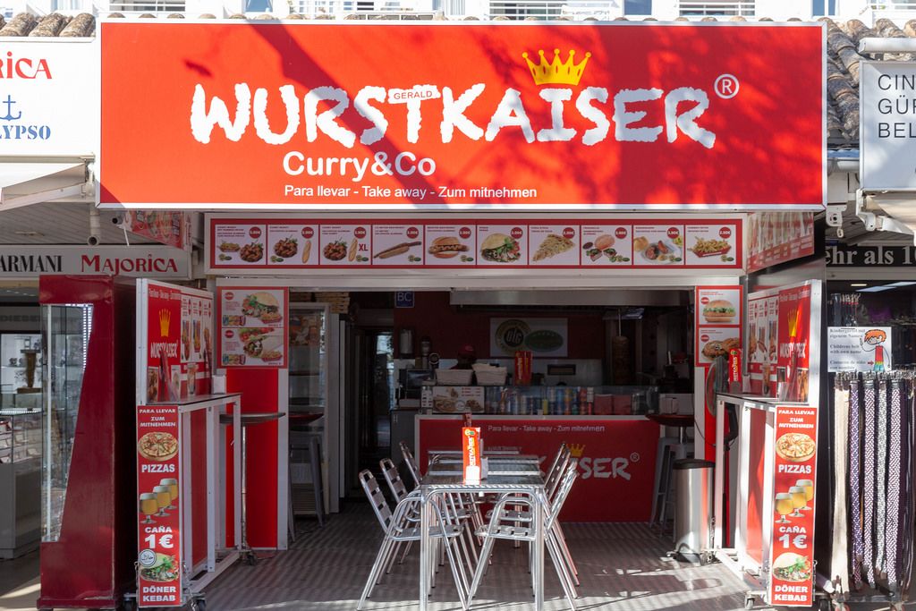 Imbiss In Meiner Nähe Jetzt Geöffnet Herstellung einer hausgemachten Wurst mit Wurstmaschine - Creative
