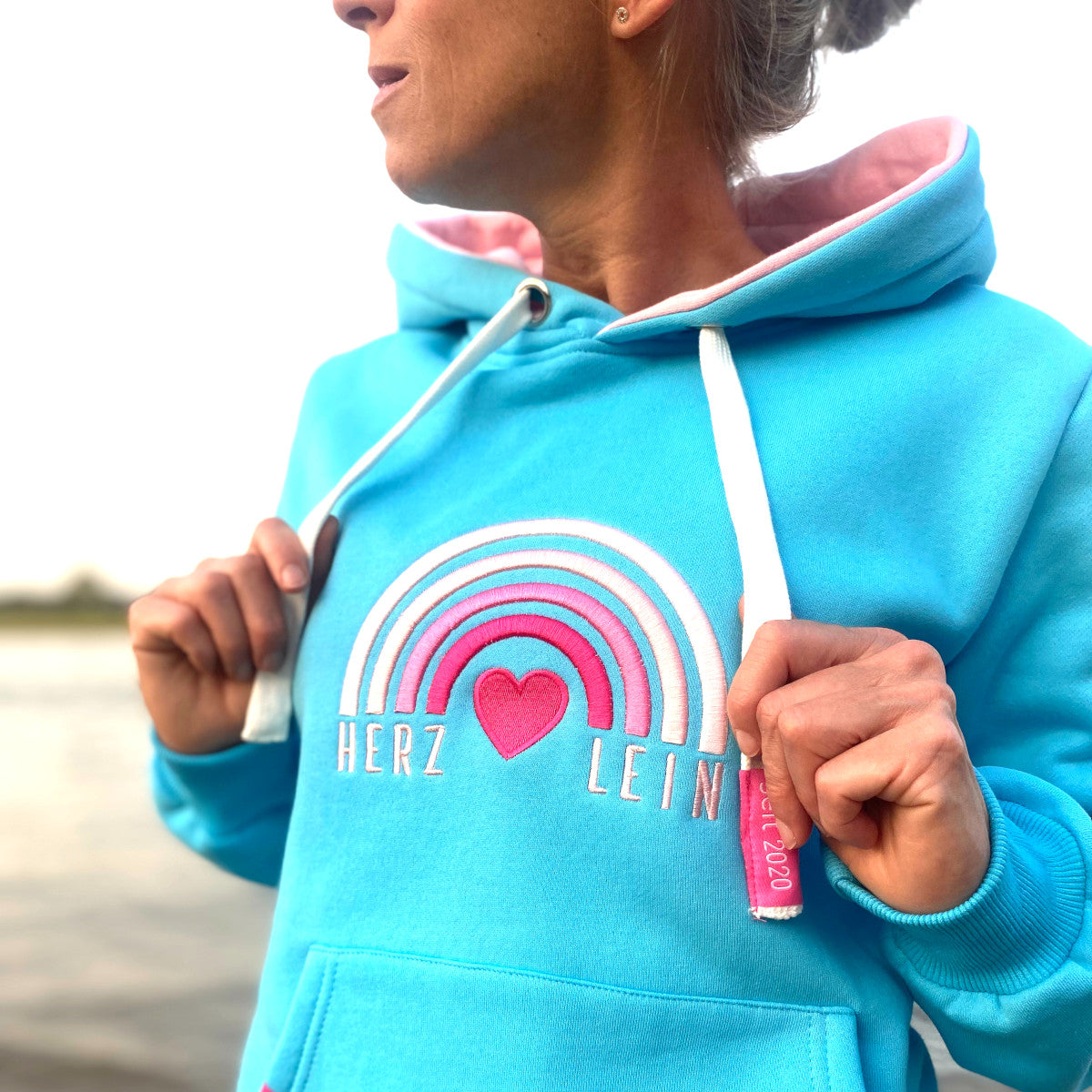 Herzlein Café - Bar - Grillrestaurant - Freiburg Im Breisgau Herzlein® Hoodie Kapuzenpullover mit Stick "Rainbow" in Hellblau