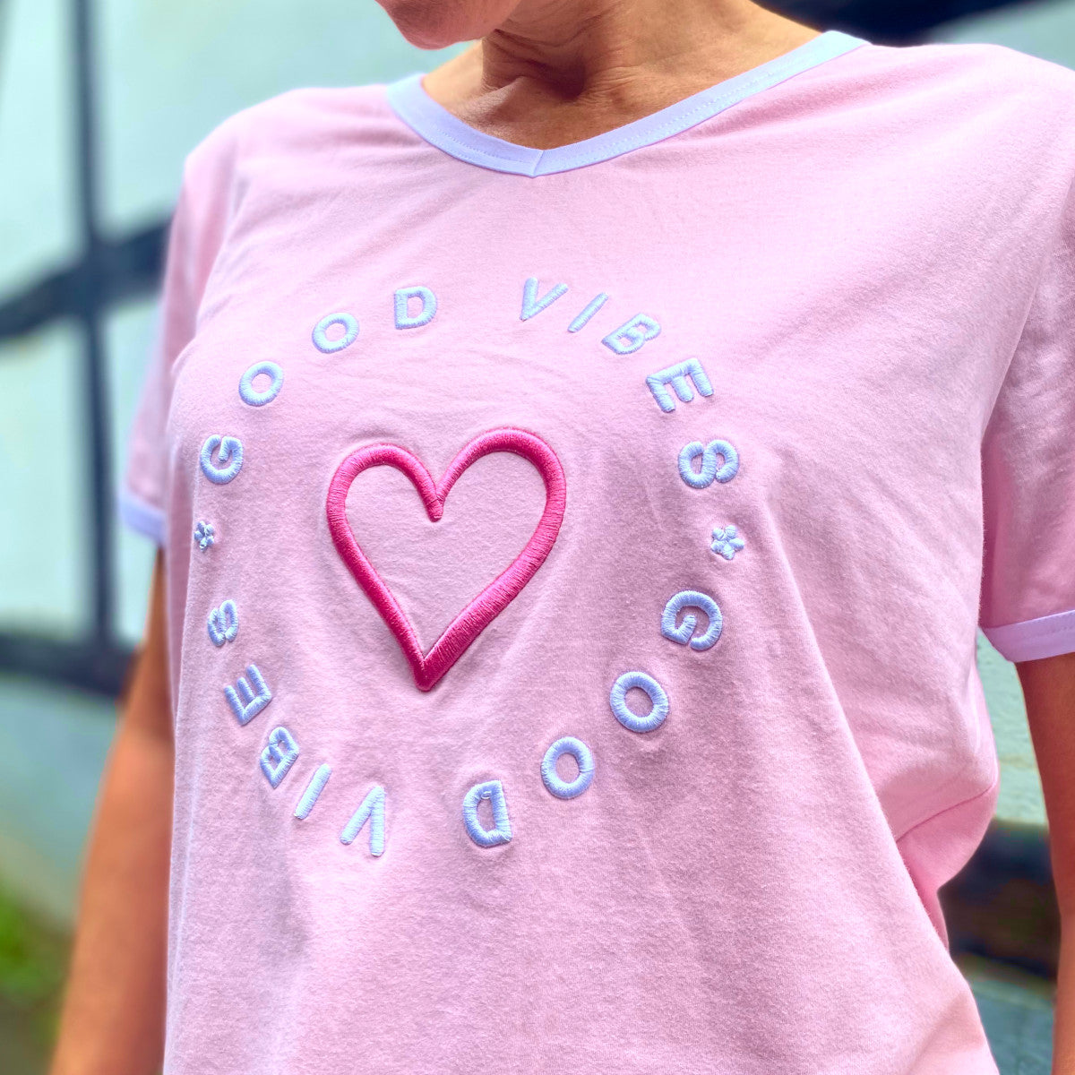 Herzlein Café - Bar - Grillrestaurant - Freiburg Im Breisgau Herzlein® T-Shirt Nina "Good Vibes" in Rosa – Herzlein Fashion