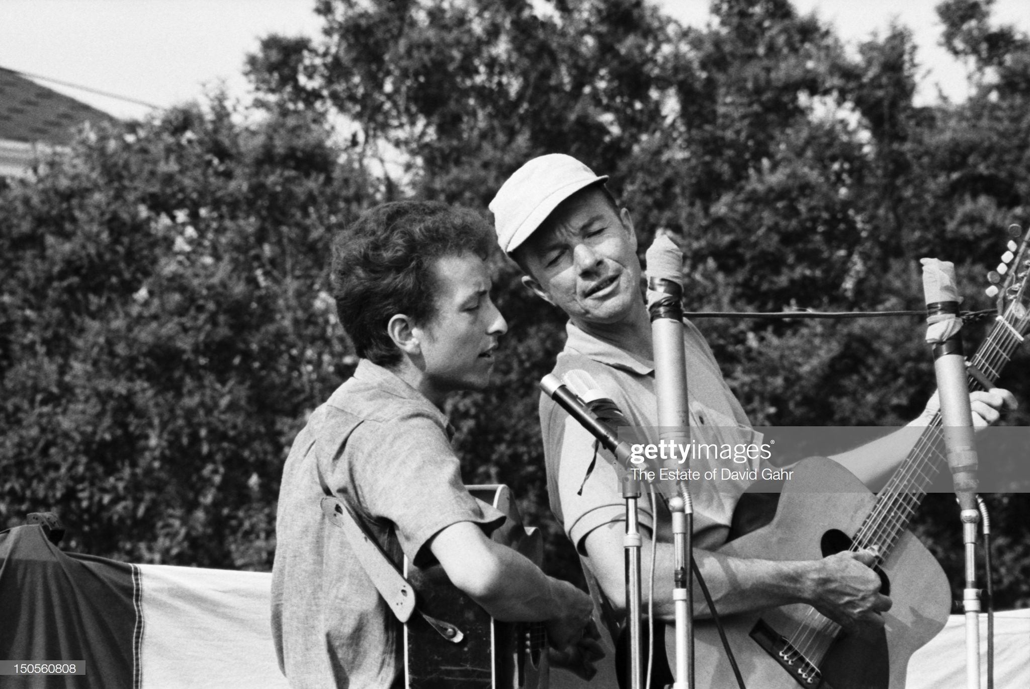 Taxizentrale Nürnberg - Ihr Taxi In Nürnberg https://media.gettyimages.com/photos/folk-singers-bob-dylan-and-pete