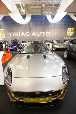 Auto-ams.de - Autohaus Auf Der Mülheimer Strasse Jaguar F-Type Sportwagen im Grau, Aufnahme von vorne - Creative Commons