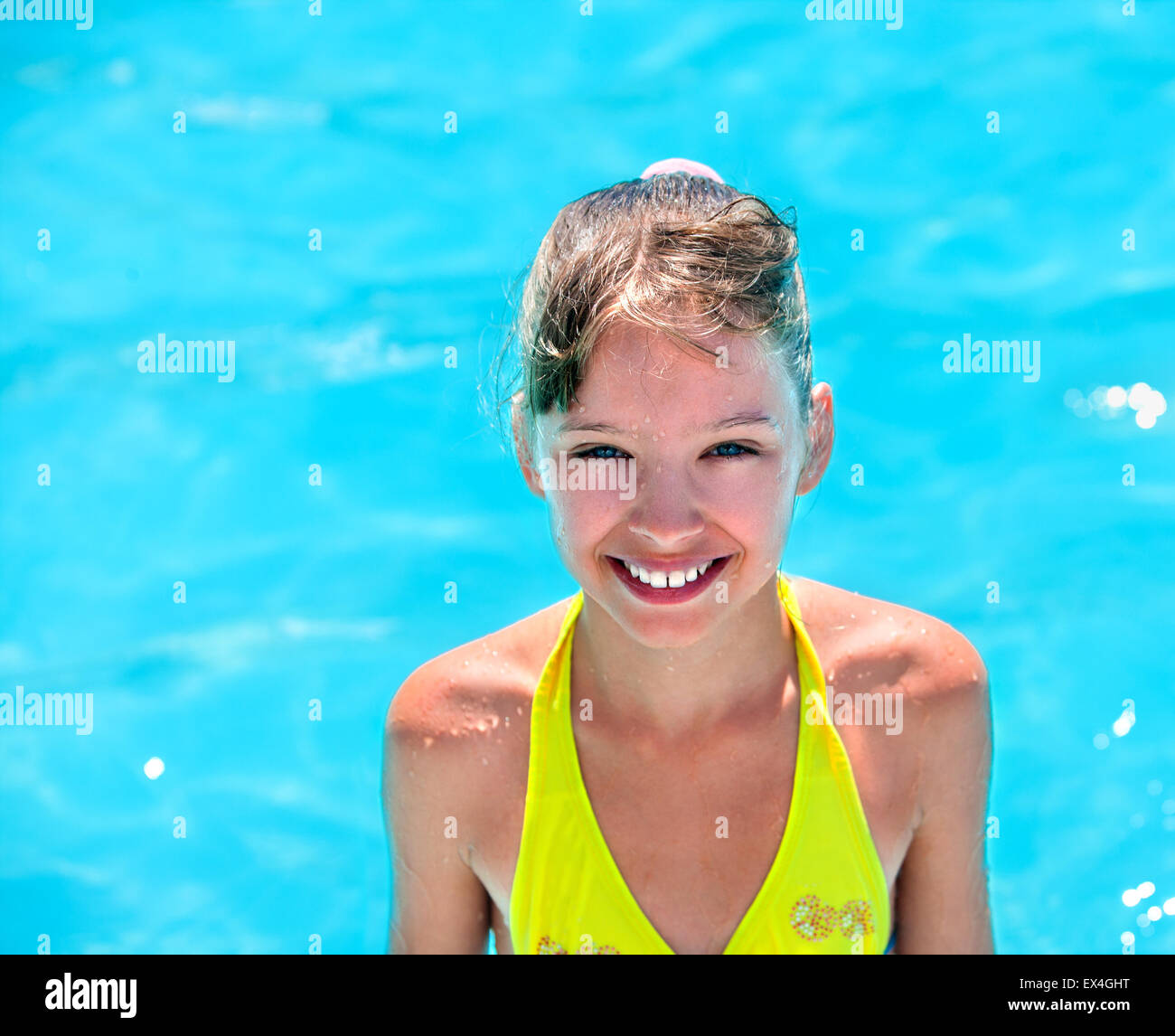 Schwimmbad In Der Nähe Von Meinem Standort Kind mit gelben Bikini im Schwimmbad Stockfotografie - Alamy