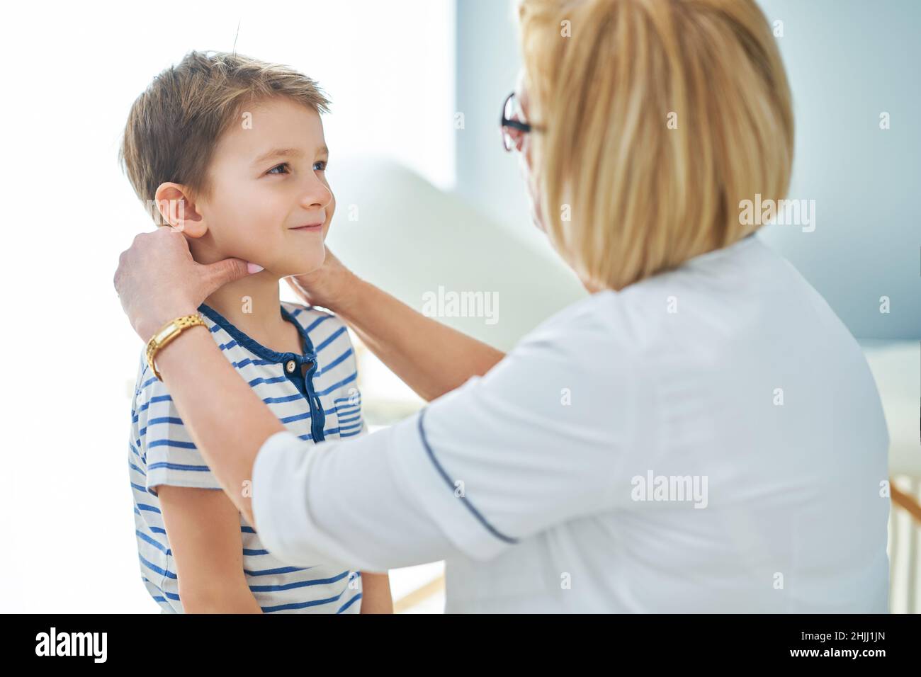 Kinderarzt In Der Nähe Von Mir Kinderarzt Arzt untersucht kleine Kinder in der Klinik Stockfotografie