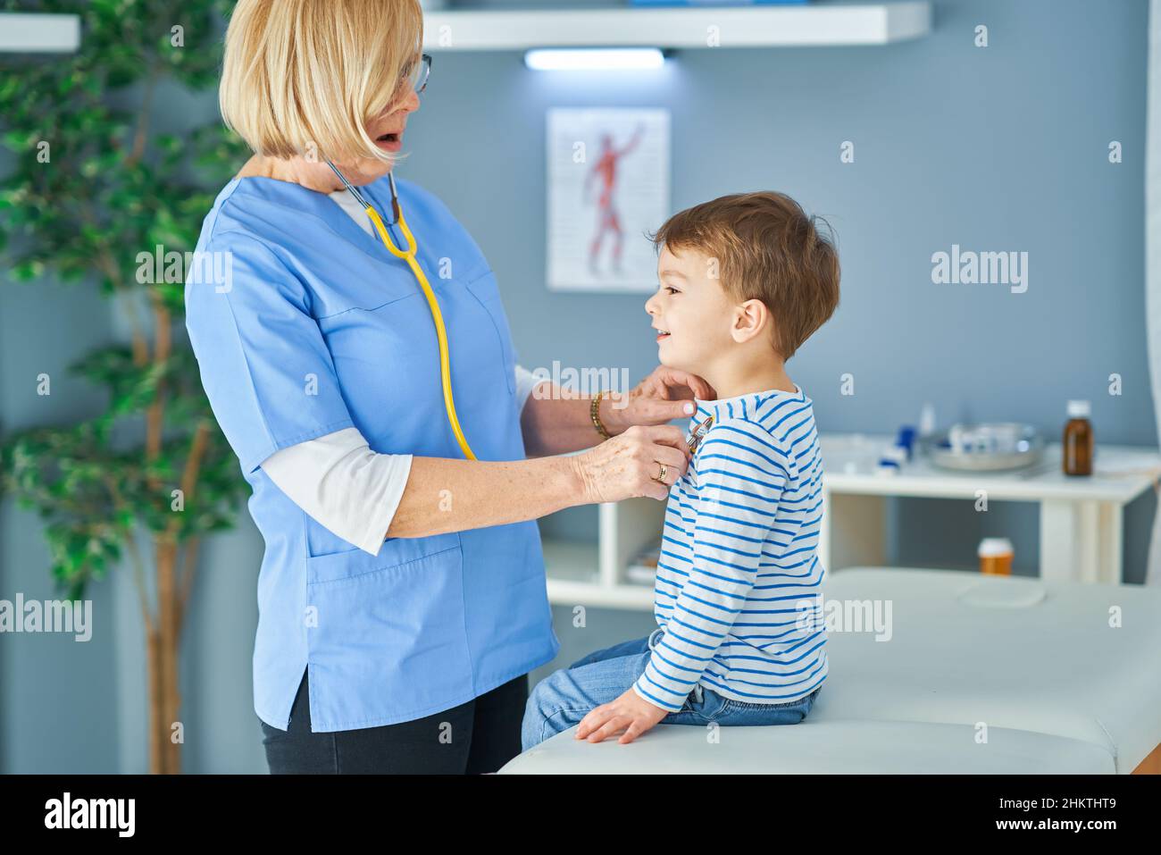 Kinderarzt In Der Nähe Von Mir Kinderarzt Arzt untersucht kleine Kinder in der Klinik Stockfotografie