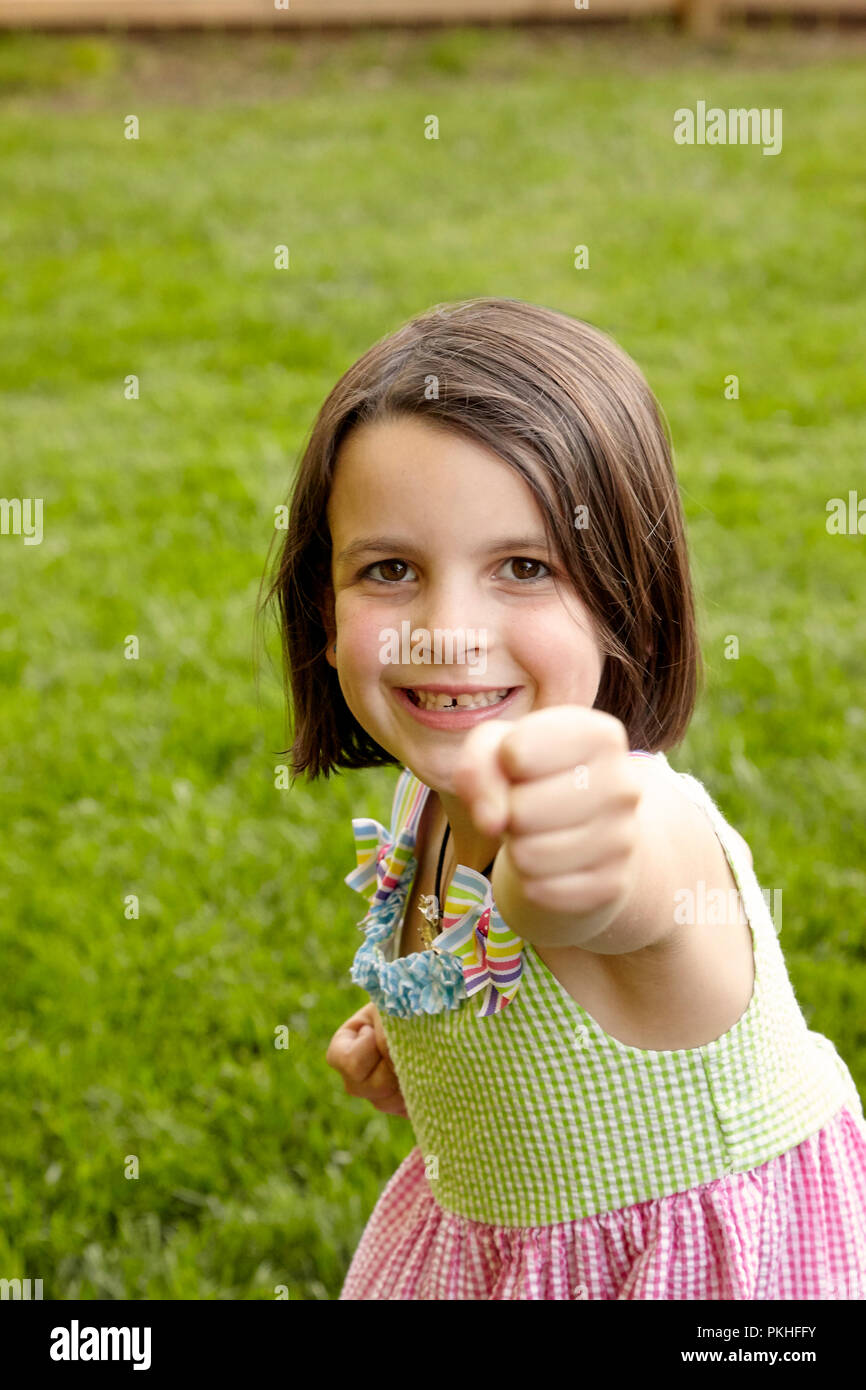 Kleine Geschenke Für Kollegen Zum Abschied Kleiner mädchen -Fotos und -Bildmaterial in hoher Auflösung – Alamy