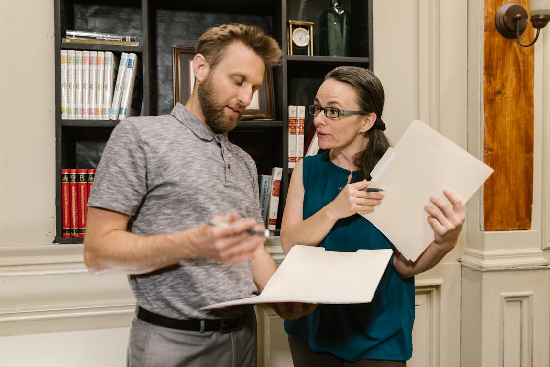Anwalt Für Arbeitsrecht In Meiner Nähe Kostenloses Foto zum Thema: anwalt, anwalt schreibtisch, anwältin