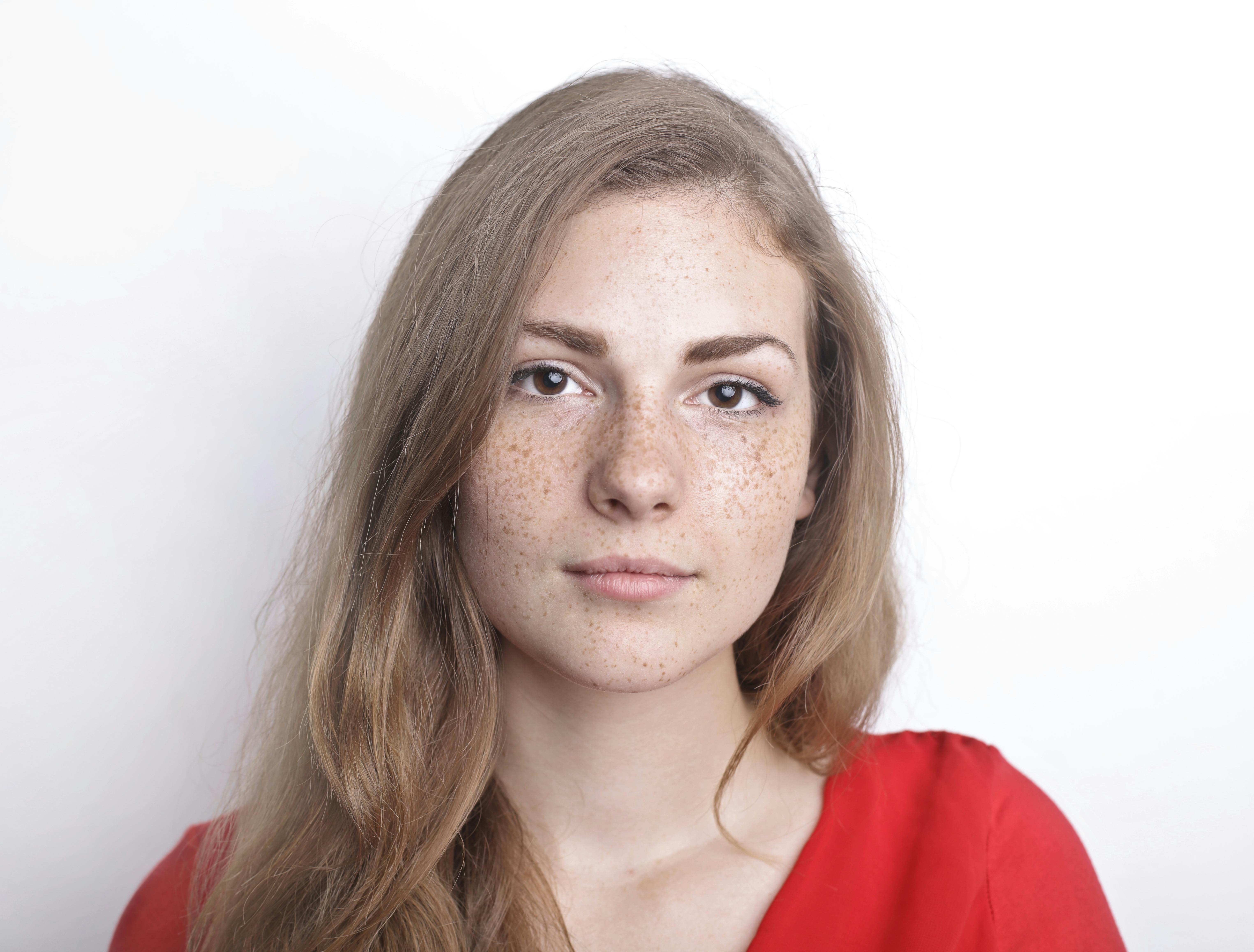 Frau Krank Mann Muss Auf Kind Aufpassen Kostenloses Foto zum Thema: brünette, frau, freckles