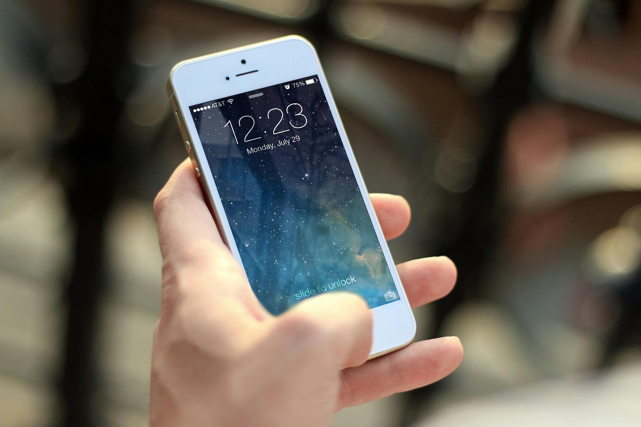 Handy Buchen Skr03 über 1.000 Euro Kostenloses Foto zum Thema: hand, handy, iphone