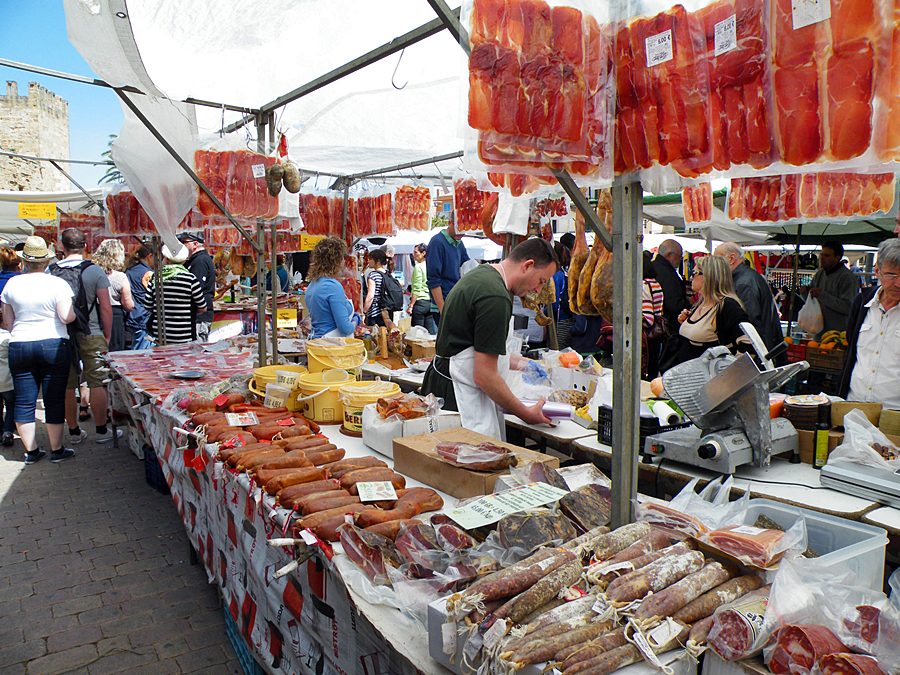 Wochenmarkt Sonntag In Der Nähe Markt in Alcudia - traditioneller Wochenmarkt in Alcudia auf Mallorca