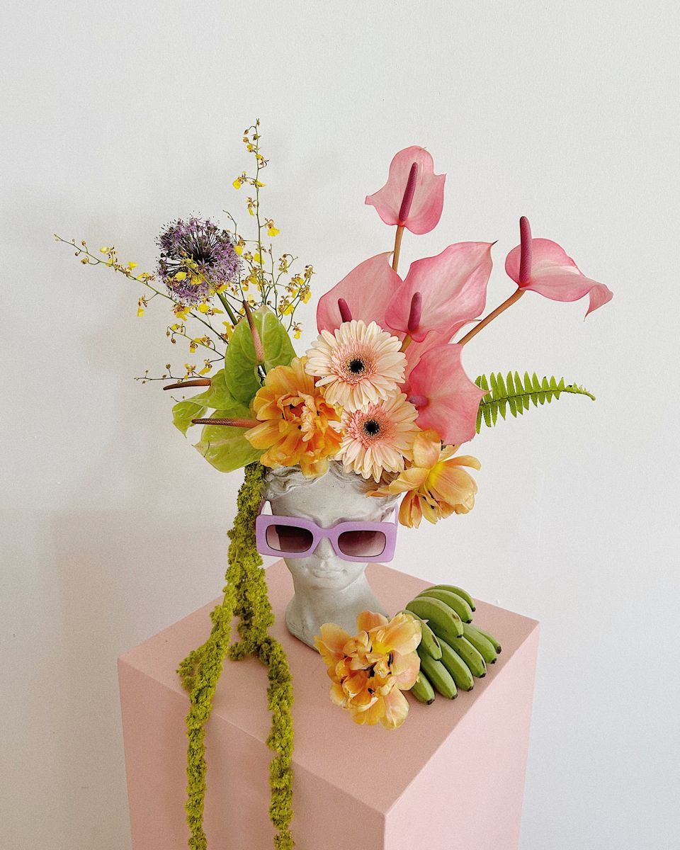 Floristik - Blumenhaus Staeck In Celle Modern Floral Arrangement | Hotel flower arrangements, Flower