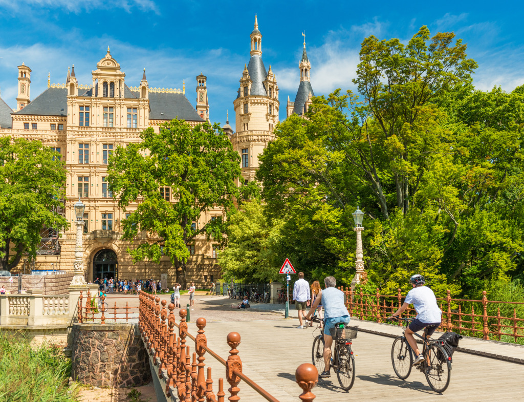Chirurgische Praxisklinik Schwerin Mitte Mvz Gmbh Moving Towards the Schwerin Castle jigsaw puzzle in Bridges puzzles on