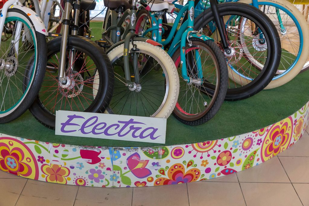 Elektro Gartmann Gmbh & Co Kg Nahaufnahme des Ladevorgangs eines Elektro-Autos mit Ökostrom