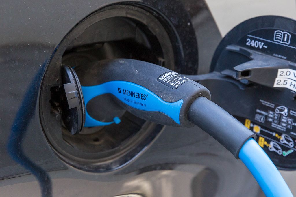 Elektro Gartmann Gmbh & Co Kg Nahaufnahme einer EnBW mobility+ Elektro-Ladestation mit Touchscreen an