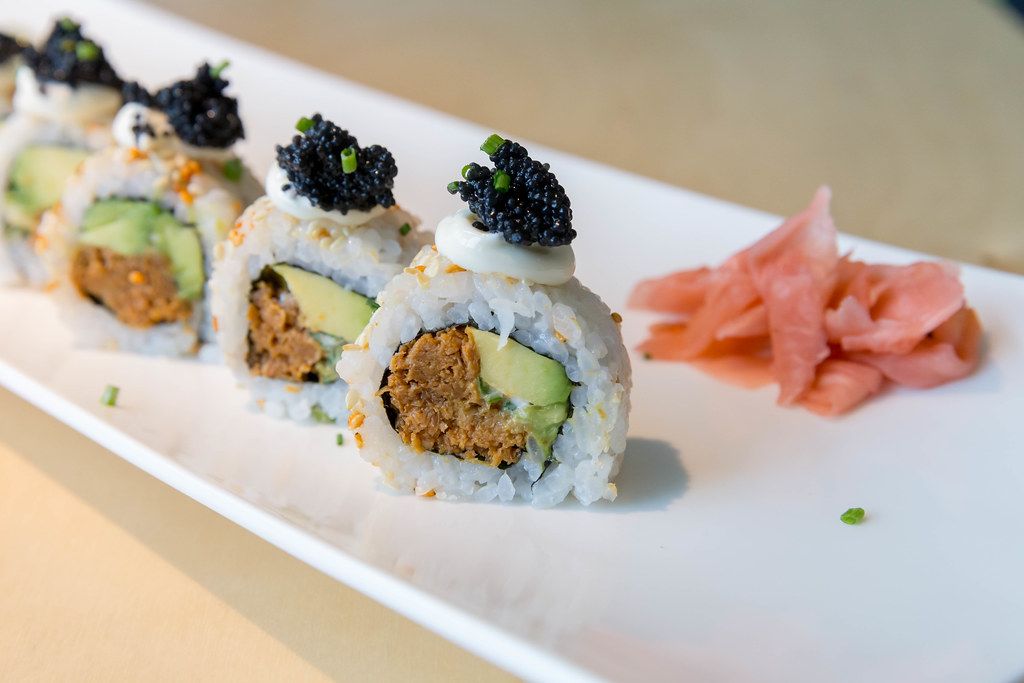 Essen Zum Bestellen In Der Nähe Nahaufnahme von Sushi für veganer, mit pflanzlichen Lebensmitteln wie