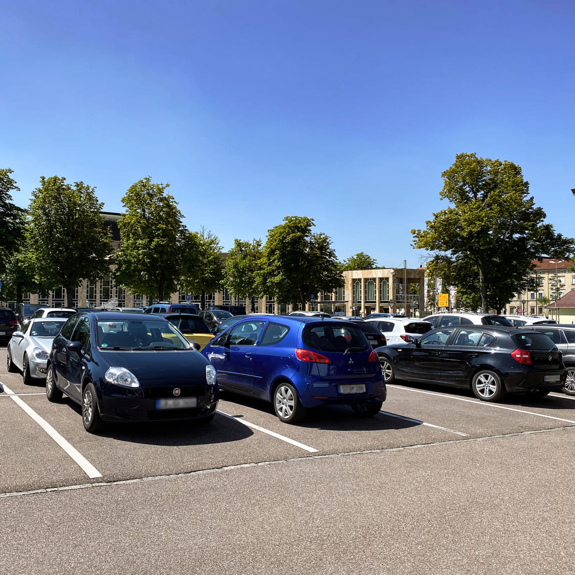 Parken Auf öffentlichen Straßen Vor Grundstück Parken in der Ludwigsburger Innenstadt.