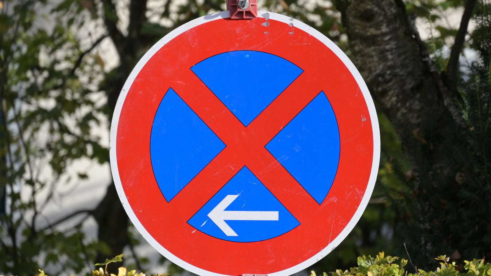 Ist Das Halten An Taxenständen Verboten Parken verboten: Warum sind weiße Pfeile auf dem Hakteverbotsschild?