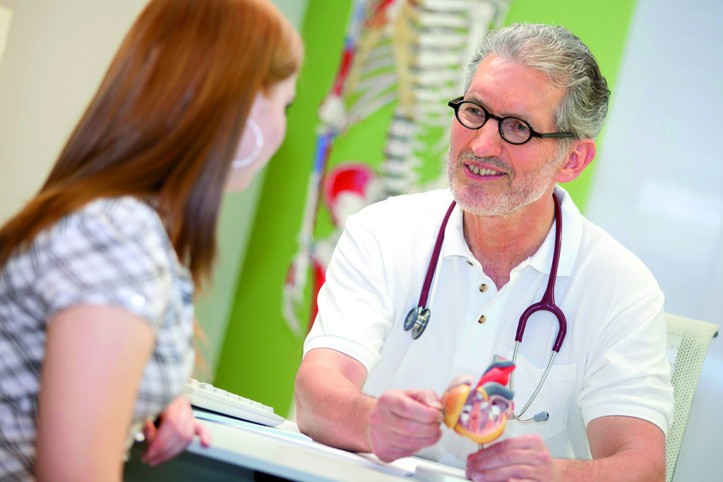Arzt Für Gastroenterologie In Der Nähe Patient-Arzt-Gespräch | Der Arzt erklärt einer Patientin die… | Flickr