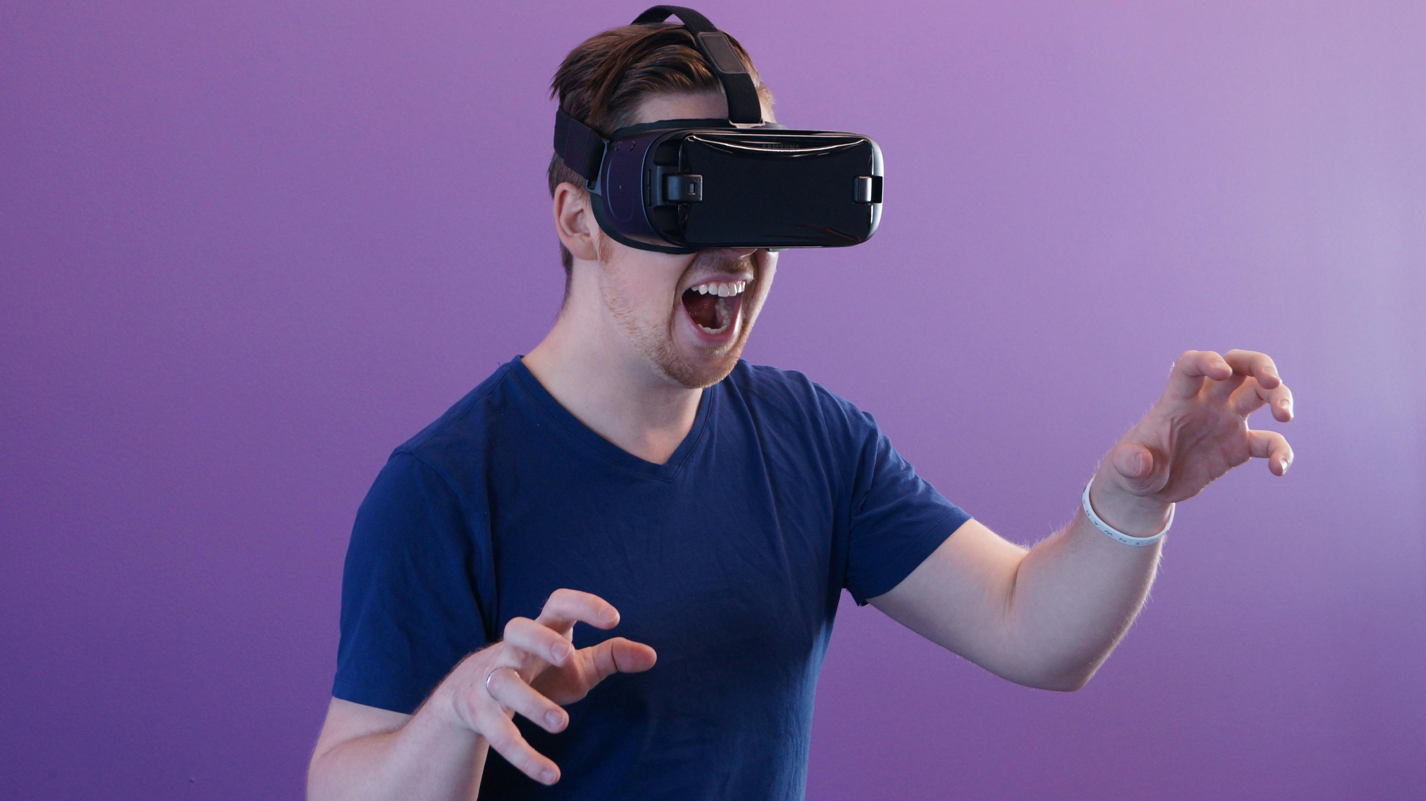 Vr Bank Rhein-neckar Eg Filiale Oppau-edigheim Person Wearing Vr Goggles · Free Stock Photo