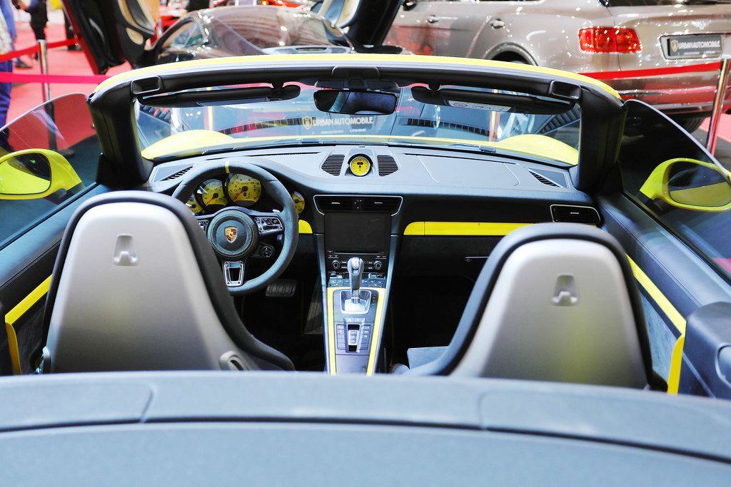 Auto Schwenke Gmbh & Co Kg Mazda Vertragshändler Porsche 911 Carrera GTS Sportwagen im Gelb - Creative Commons Bilder
