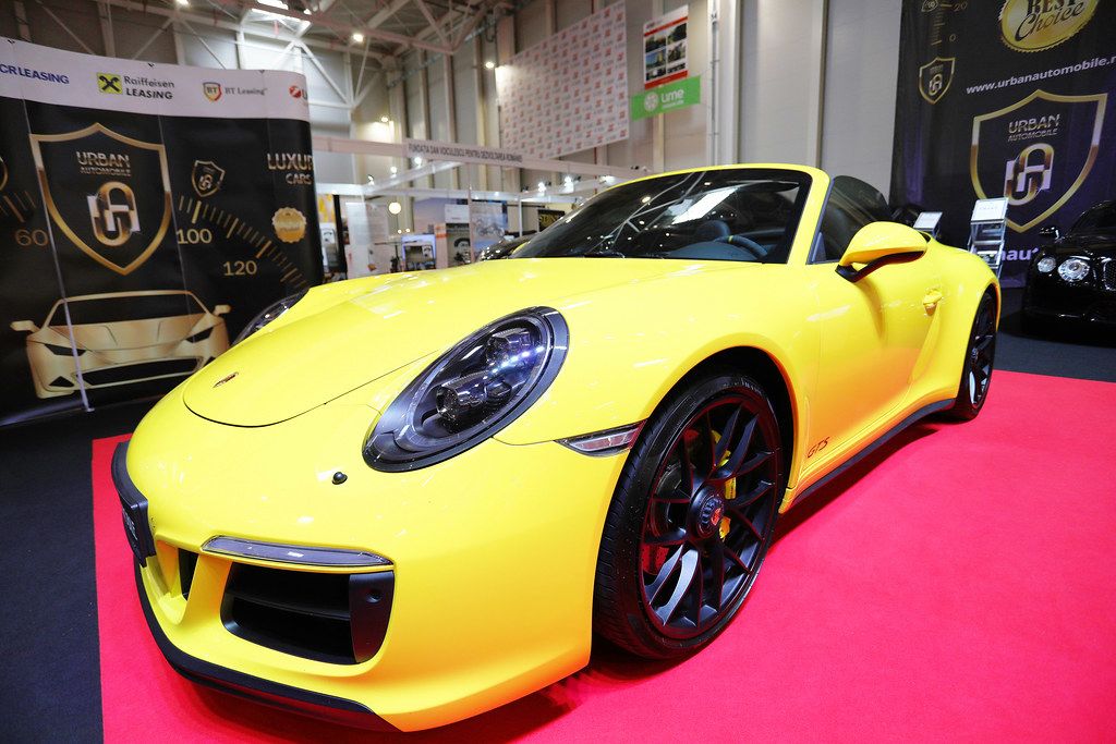 Auto-ams.de - Autohaus Auf Der Mülheimer Strasse Porsche 911 Carrera GTS Sportwagen im Gelb - Creative Commons Bilder