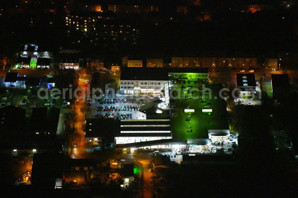 Toom Baumarkt Potsdam Babelsberg Großbeerenstraße Potsdam Potsdam at night from the bird perspective: Night lighting Building of