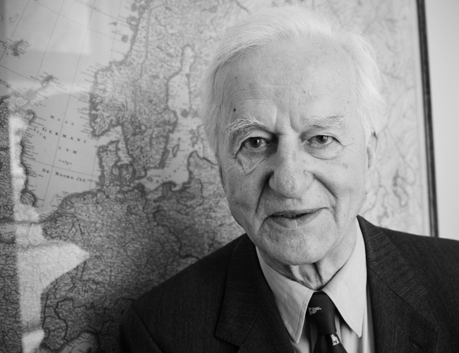Carl Friedrich Von Weizsäcker-gymnasium Karl-mücher-weg Ratingen Richard von Weizsäcker für SÜDDEUTSCHE ZEITUNG 2010