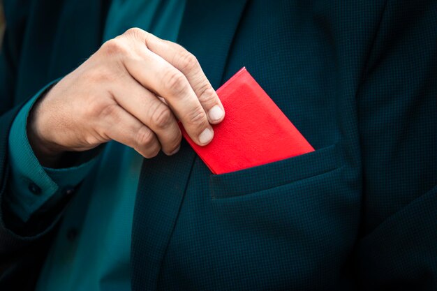 Wie Schnell Bekommt Man Einen Vorläufigen Personalausweis Roter Personalausweis Mann mit Personalausweis Geschäftsmann im blauen