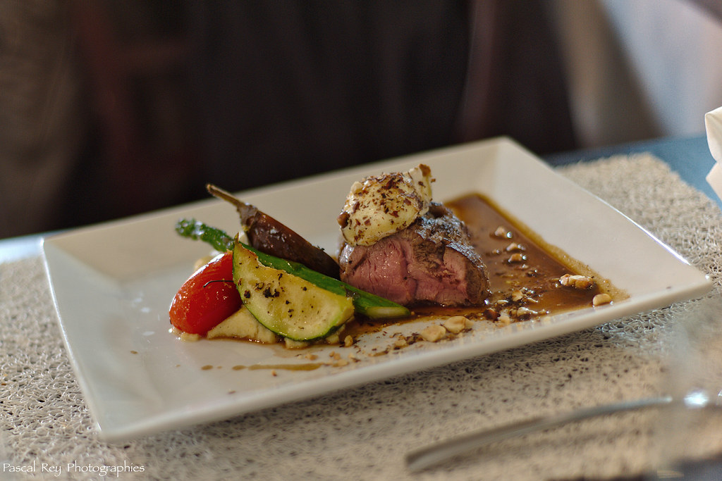 Knusperhaus Café Und Bistro - Syke Rôti de veau et ses légumes croquants. | www.facebook.com/Le… | Flickr