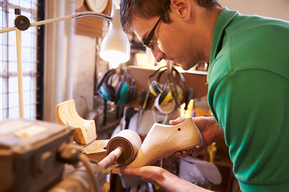 Schuhmacherei Und Alden-schuhe Reparatur Eduard Schmalz Schuhmacher/in - Ausbildung, Gehalt und Voraussetzungen 2024