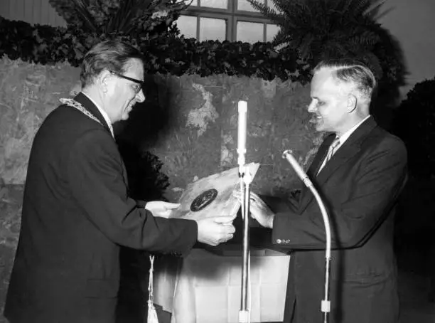 Carl Friedrich Von Weizsäcker-gymnasium Karl-mücher-weg Ratingen SCIENTIST PHILOSOPHER PEACE researcher Carl Friedrich von Weiz- 1958