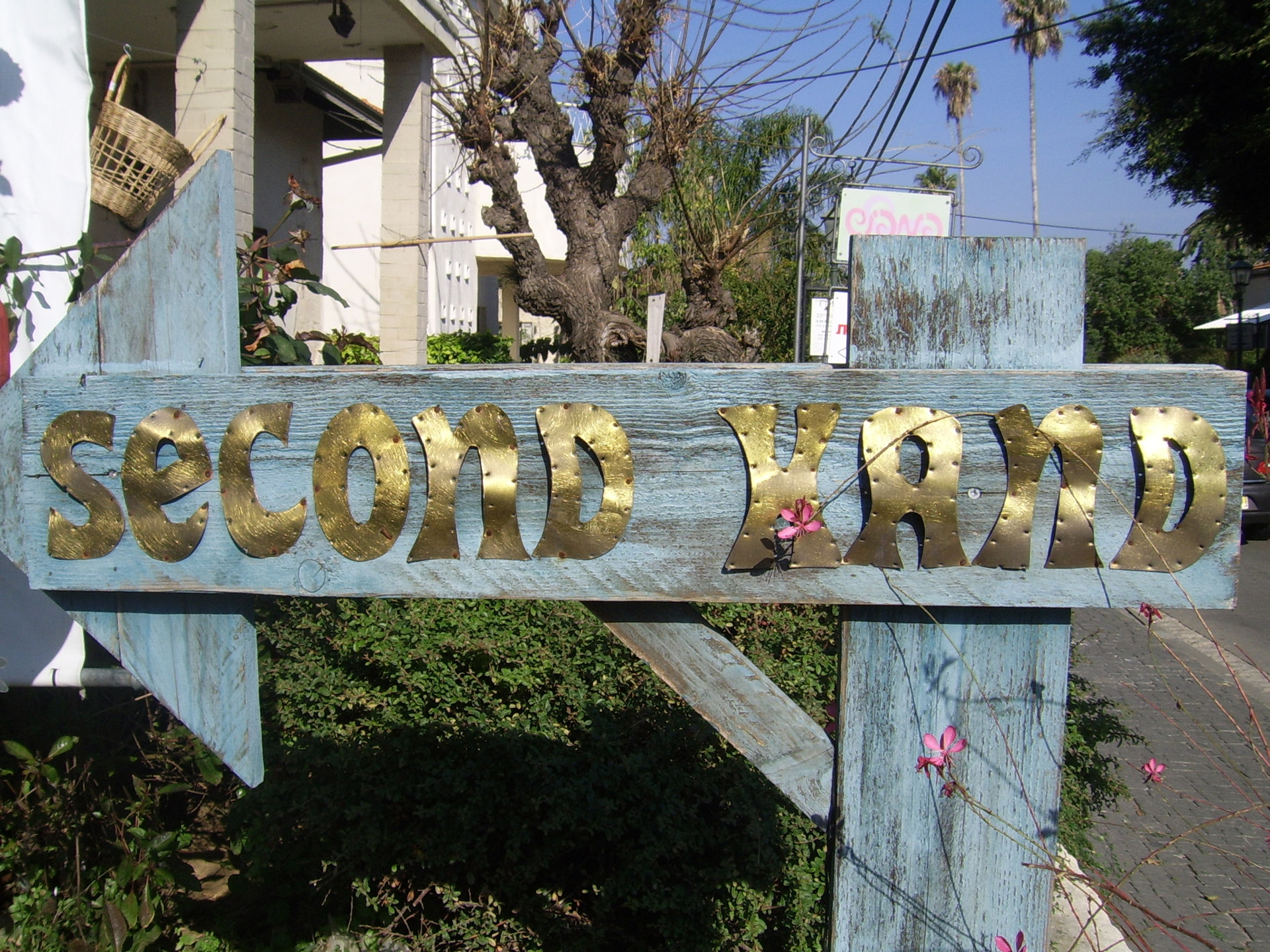 Second Hand Kleidung In Meiner Nähe Second Hand Sign Free Stock Photo - Public Domain Pictures