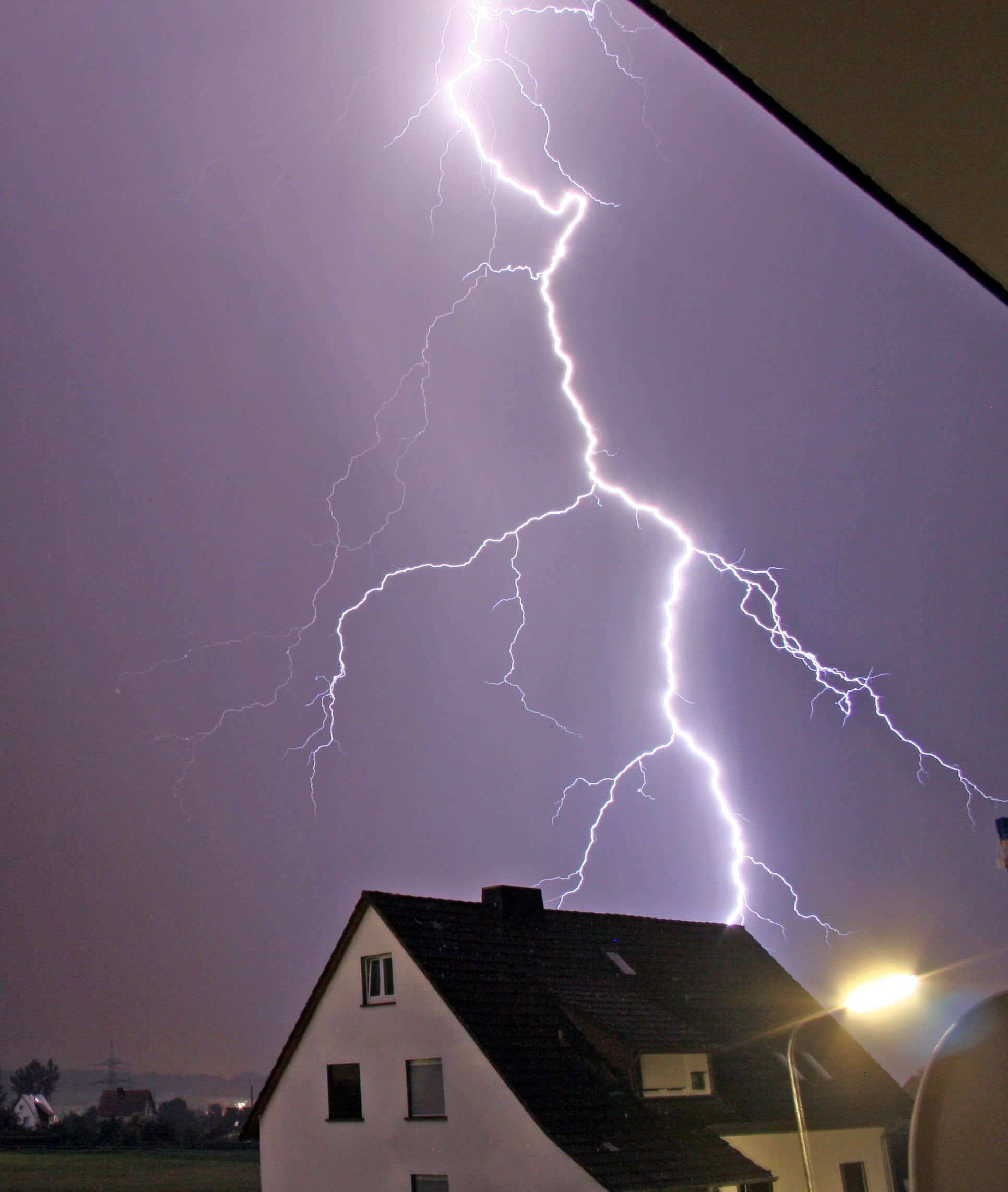 Sekunden Zwischen Blitz Und Donner Selbstschutz bei Gewitter: So verhalten Sie sich richtig bei Blitz & Donner