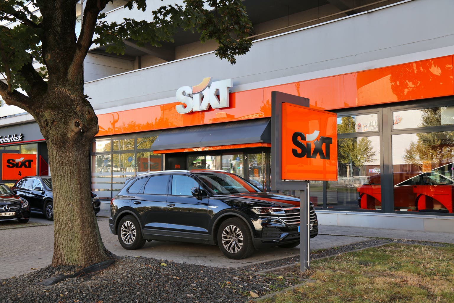 Sixt Mietwagen & Transporter Mieten Stuttgart Vaihingen SIXT looks to shake up the car rental sector through big deal with