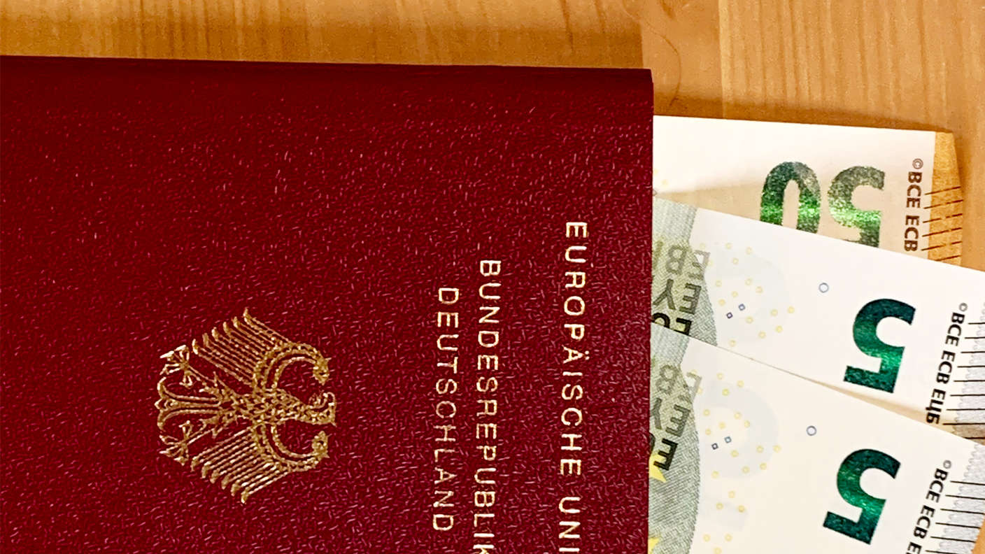 Was Kostet Ein Neuer Reisepass So viel kosten Reisepass, Führerschein und Personalausweis 2022